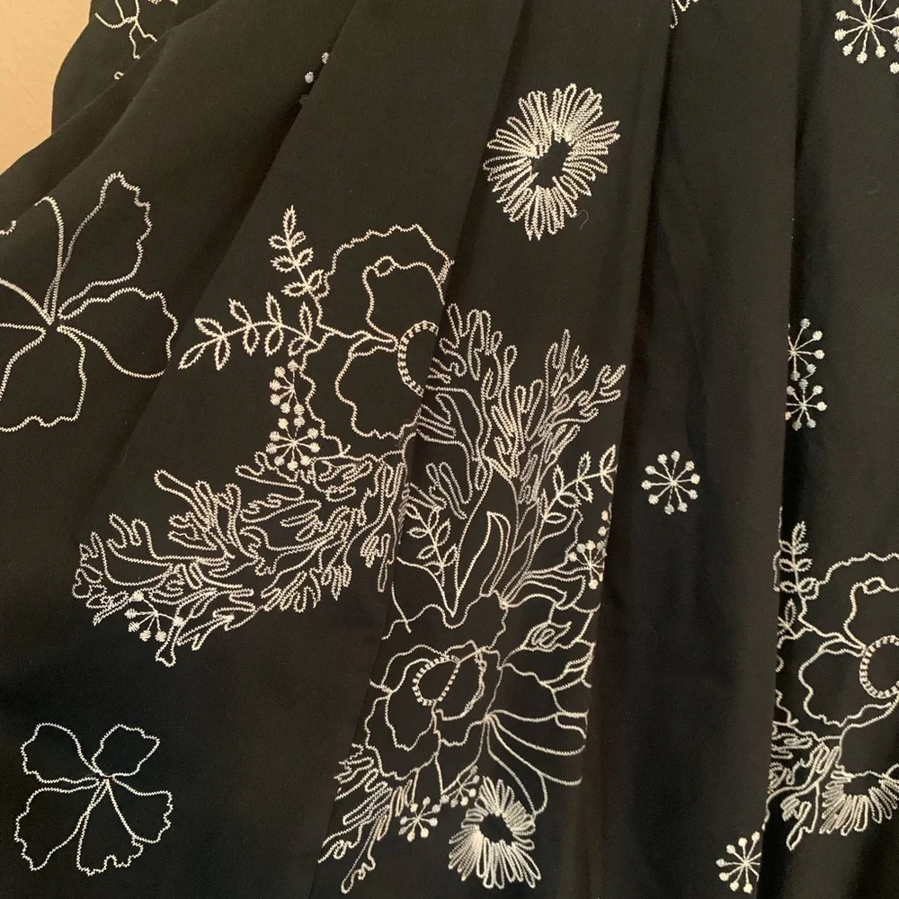 Gianni Bini black skirt with embroidery. Size 6.